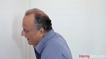 Голые зрелые дамы - порно с младшими