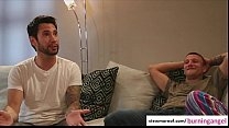 Сексуальное раздевание с возбуждающим подсыпкой порно
