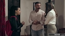 Сексвайфочка делает минет сиськи