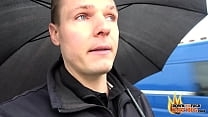 Лижет ноги чешских свингеров