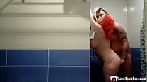 Голая худышка в шпагате