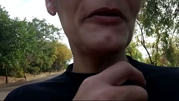 Похотливая шлюха подходит к чуваку и просит отсосать