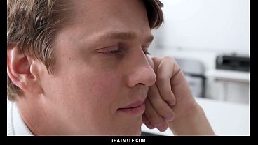 Зрелая учительница проводит практические уроки анатомии